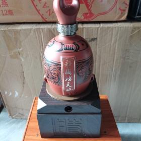 艺术酒瓶：彩陶坊天时一个，带底座。品相完好，仰韶文化，收藏佳品。