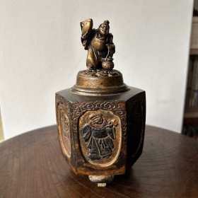 日本回流清代七福仙紫铜鎏金香炉 宽约10*10，高17cm 重965克 六面人物开窗，铜摘人物 可独立拿出把玩，整体纯手工制作，非一体铸造，包浆很到位，整体完整，工艺复杂，满工。少见，孤品，极高收藏研究价值。