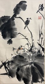 张立辰《荷塘》1960年入浙江美术学院中国画系，1965年毕业后任职于人民美术出版社。1977年后任教于中央美术学院，现为该院副教授，中国画系花鸟画室主任，中国美术家协会理事，美国ABI世界终身成就奖。中国美术家协会会员，北京花鸟画研究会副会长。擅大写意花鸟画，长于指画，偶作山水。