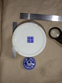 景德镇制:陶瓷青花开光 …花开富贵茶壶(壶底面印有景德镇制印章，详看如图 下单慎重介意勿拍)具有 收藏实用价值。