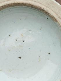 青花双耳陶瓷粥罐，高度约18cm，盖钮和一耳有损。