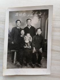 黑白照片：全家福1964年（婆婆是小脚）