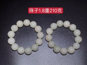 和田玉手串，玉质细腻，包浆厚重，沁色入骨，雕工精细，品相完美，细节如图。