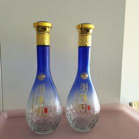 浏阳河空酒瓶一对 高27cm，底直径5cm。