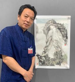 李立海，华山山水画《华夏之源》
李立海，国家一级美术师
此画题为《华夏之源》，作者通过写生，选华山最典型西峰作为描绘对象，西峰是华山的特征精华代表，不到西峰犹如没有到华山一样，此画绘出的华山西峰如中华雄狮，狮子怒吼，给人以排山倒海，勇往直前力量。不但绘出其形，更画出其神，此画集历史性，典型性，学术性，文化性，收藏性，生活性，唯一性于一体