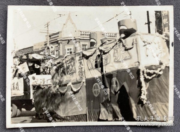 1938年武汉三镇沦陷后 中国沦陷区街头的庆典游行花车 原版老照片一枚