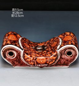 【大明宣德年制】青花矾红彩“番莲纹”纹磁枕。