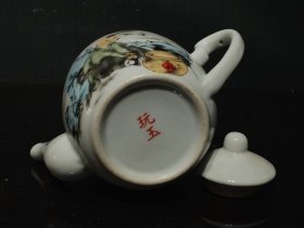 民国时期粉彩人物茶壶，器型漂亮，画工精湛，磨损自然，保存完整，品相如图！