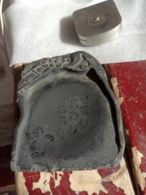 清代淄石砚。雕刻梅花。