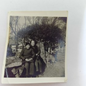 两个老奶奶在公园合影照片。