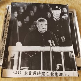 被告吴XX在被告席上