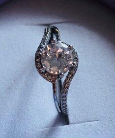 s925银宝石戒指，开口可调节，时尚靓丽，轻奢小资，贵族一派，包邮快递，易磕碰物品，经不起折腾，售后不退。