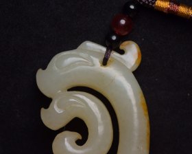 和田玉猪龙 规格： 6.0×3.9×1.1厘米，重 44克 密度高，沁色自然，油性十足，雕工精细考究，寓意好，玉质细腻温润，收藏精品！