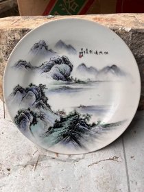 落款汪桂英的手绘瓷器赏盘一个，直径25厘米，完整的，卖1000元