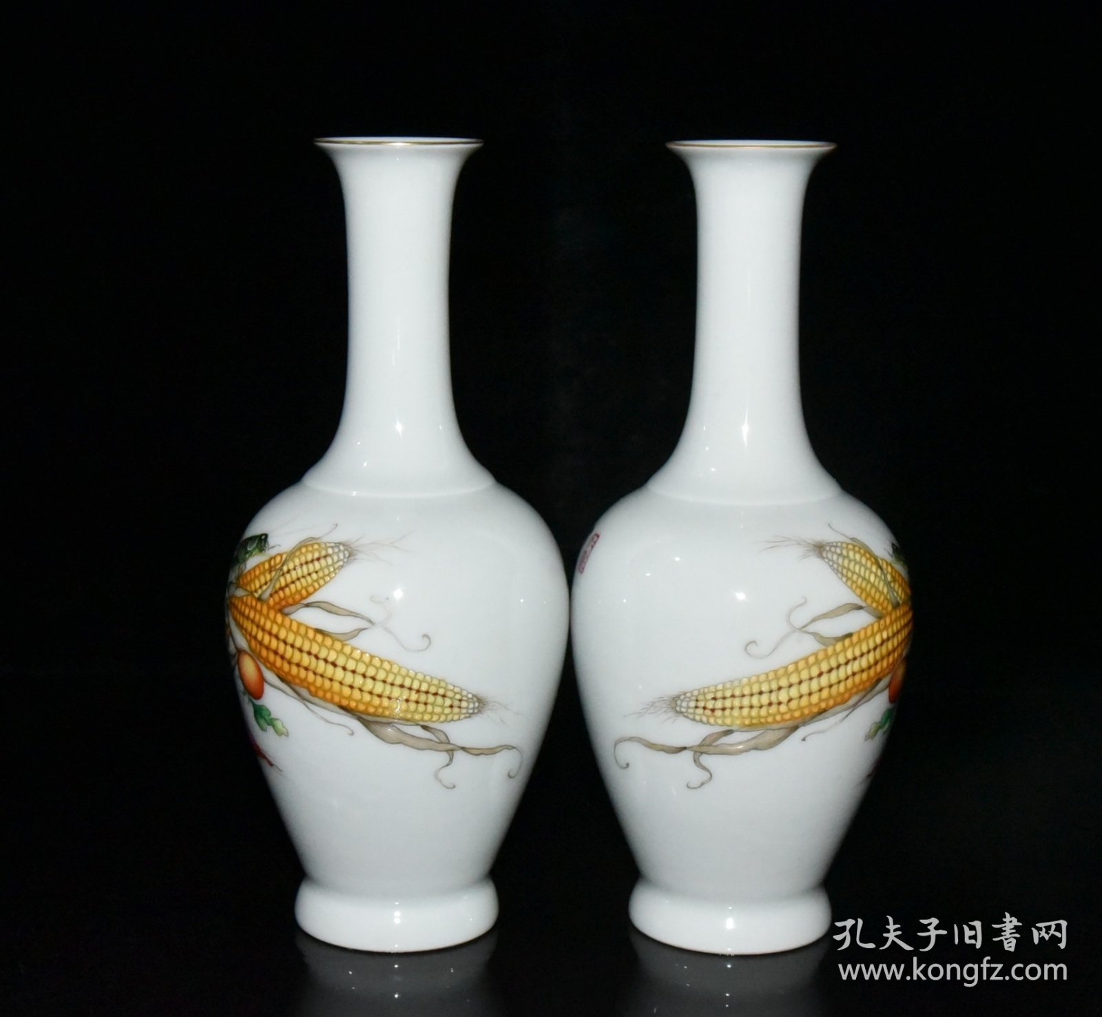 清雍正郎世宁珐琅彩玉米昆虫果蔬纹瓶一对【 19.8x9cm 】