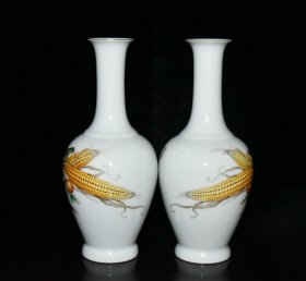 清雍正郎世宁珐琅彩玉米昆虫果蔬纹瓶一对【 19.8x9cm 】