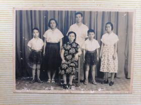 黑白老照片：五十年代全家福