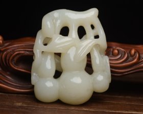 和田玉葫芦 400元 规格: 6.1×5.1×2.1厘米，重 78克。 玉质温润细腻，沁色自然，刀功老道，皮壳包浆一流，雕刻生动，线条流畅，品相完美！
