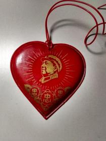 心形软塑料毛主席像章（背铭文:永远忠于伟大领袖毛主席永远忠于毛泽东思想，永远忠于毛主席的革命路线）
