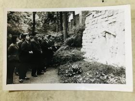 新华社原稿老照片，1973年，中国上海杂技团全体人员在法国瞻仰巴黎公社社员墙