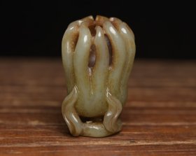 和田玉佛手 规格: 5.3×3.7×3.2厘米，重 63克。 玉质温润细腻，沁色自然，刀功老道，皮壳包浆一流，雕刻生动，线条流畅，品相完美！