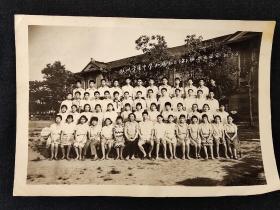 老照片，81年杭州学军中学80届初三（2）班毕业留念，尺寸约21*15公分，品相如图。