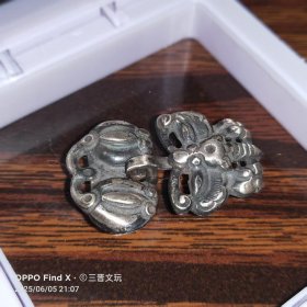 清代老银器一对，蝙蝠瓜果纹样，做工精致，银质厚重。一个蝴蝶一个瓜果，雕工细腻，包浆自然。尺寸如图，适合收藏把玩。老物件，瓜碟绵绵