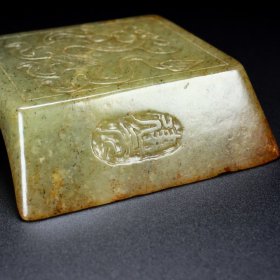 精品和田玉 ，墨床，玉质细腻，包浆厚重，沁色入骨，雕工精细，品相完美，细节如图，长8宽6.5高2.5厘米，总重148克，