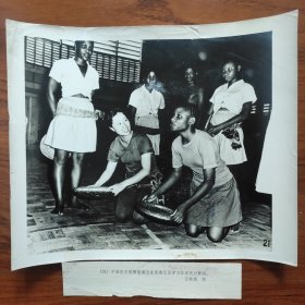 超大尺寸：1979年，中国东方歌舞团在非洲坦桑尼亚学习民间舞蹈