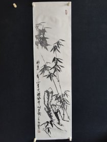 张建东 134*34厘米，字立晗，号竹下客，简庐主人，1962年5月出生，祖籍山东省禹城县。现为北京市公安局房山分局民警，一级警督警衔。现为全国公安美术家协会会员,北京市公安文联书画专业委员会常务理事,北京中韩书画家联谊会会员,燕山美术协会会员。多年笔耕不辍,潜心学习传统绘画技法,尤以画竹擅长,竹学元、宋、明、清诸家。师古人,不囿于成法,师造化,别出意匠。其作品多次参展并获奖。