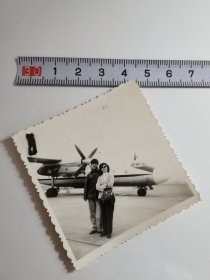 老照片-----《夫妻在飞机前合影》！