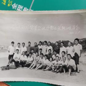 老照片，省人民银行货管会于密山兴凯湖留念，1982年，黑龙江省，16x11.6㎝