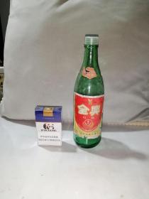 老酒瓶。   93年全兴白酒老酒瓶。塑料盖子。  瓶身，瓶口，盖子，完整。瓶标有残。背后的瓶标，本来脱落了，我用浆糊沾补的时候，贴反了，见图所示。表面有（470毫升，四川省成都全兴酒厂，金奖，50度）。适合怀旧摆件收藏。全兴是老八大名酒之一。