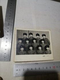 照片 1979年军人分别留影。 下部边角有（新疆红山照相）。长10.5宽9厘米。左侧有折叠。可以多单合并运费