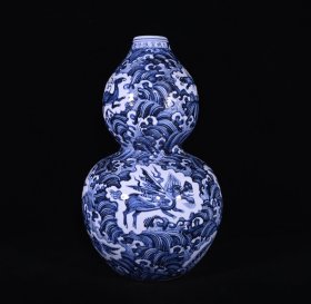 大明宣德年制青花海水纹葫芦瓶，高46×28厘米