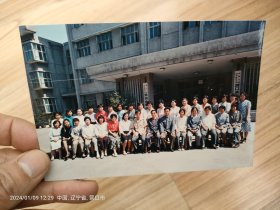 彩色照片。80年代辽宁省营口县大石桥人大常委会院里门口大家合影。这个时候青年干部多了