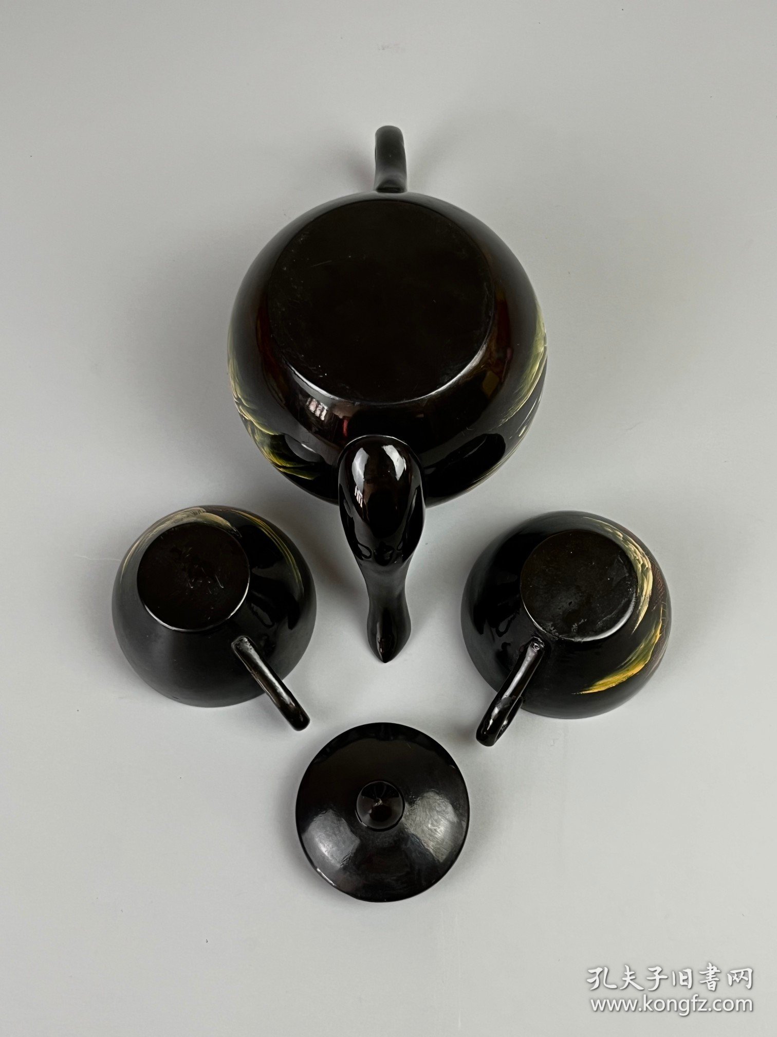 出口创汇时期【木胎大漆手绘山水茶壶】，送两个杯，包老，品相尺寸如图！