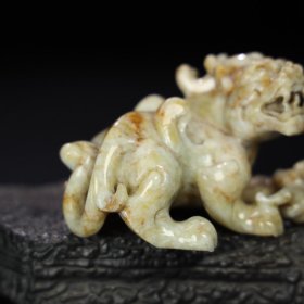 旧藏 和田玉子母兽摆件,玉质细腻油润,包浆老道,,尺寸 高 5.4厘米,长 8.8厘米,宽 5.8厘米,重 214.5克!