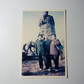 老照片-90年代三人在张家界天子山贺龙公园留影（身后雕塑清晰可见）