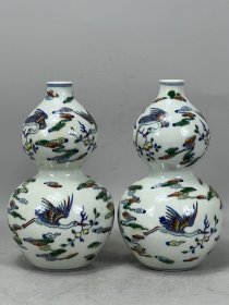清，雍正斗彩云鹤葫芦瓶一对，高21.5厘米，口径2.9厘米，肚径12.3厘米，底7厘米