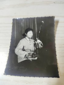 【老黑白照片】早期 湖北艺术学院 美女二胡演奏（齿边照片）