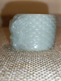 和田玉扳指，雕工精美，详细看图。因二手藏品，售后不退换不墨迹，拍前请看好，咱家一线收货一物一图，图片高清拍摄未做任何修饰，所拍即所得，墨迹拉黑！不议价不包邮，默认顺丰快递。