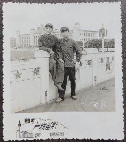 南昌老照片，1972年，南昌人民广场，穿解放鞋，军人合影（南昌东方红照相馆）