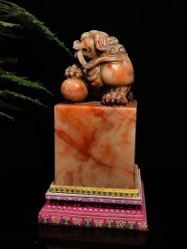 回流珍品，寿山石云锦芙蓉印章摆件 大清著名雕刻家【吴昌硕】之藏品 取材上乘寿山云锦芙蓉石，色泽鲜艳饱满，机理细腻油润，质地纯净透通，工艺精湛一流，瑞兽威武霸气，栩栩如生，天然红色石纹如祥云般围绕石身，美轮美奂，包浆醇厚自然，属实收藏观赏珍品 【品名】天降祥瑞 【尺寸】高20×宽10 【重量】3500克
