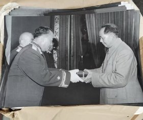 《毛泽东代表党中央、中央军委向朱德授元帅军衔、勋章》1955年北京、纪念毛泽东同志诞辰100周年、 精美精印高档毛泽东艺术图片、老照片黑白印刷1993年9月、一版一印、吕厚民摄影作品