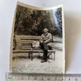 帅哥在公园长椅上留影照片。
