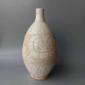 磁州窑白釉雕刻牡丹纹花瓶
