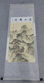 绢本精品山水画溪山幽寂图 已装裱 装裱左上角有小瑕疵。 画芯 84×49。还有三处书法题字。 画得非常工整细致，有意境。非常适合收藏装饰。原作更精彩。图片拍出来没有原作好。