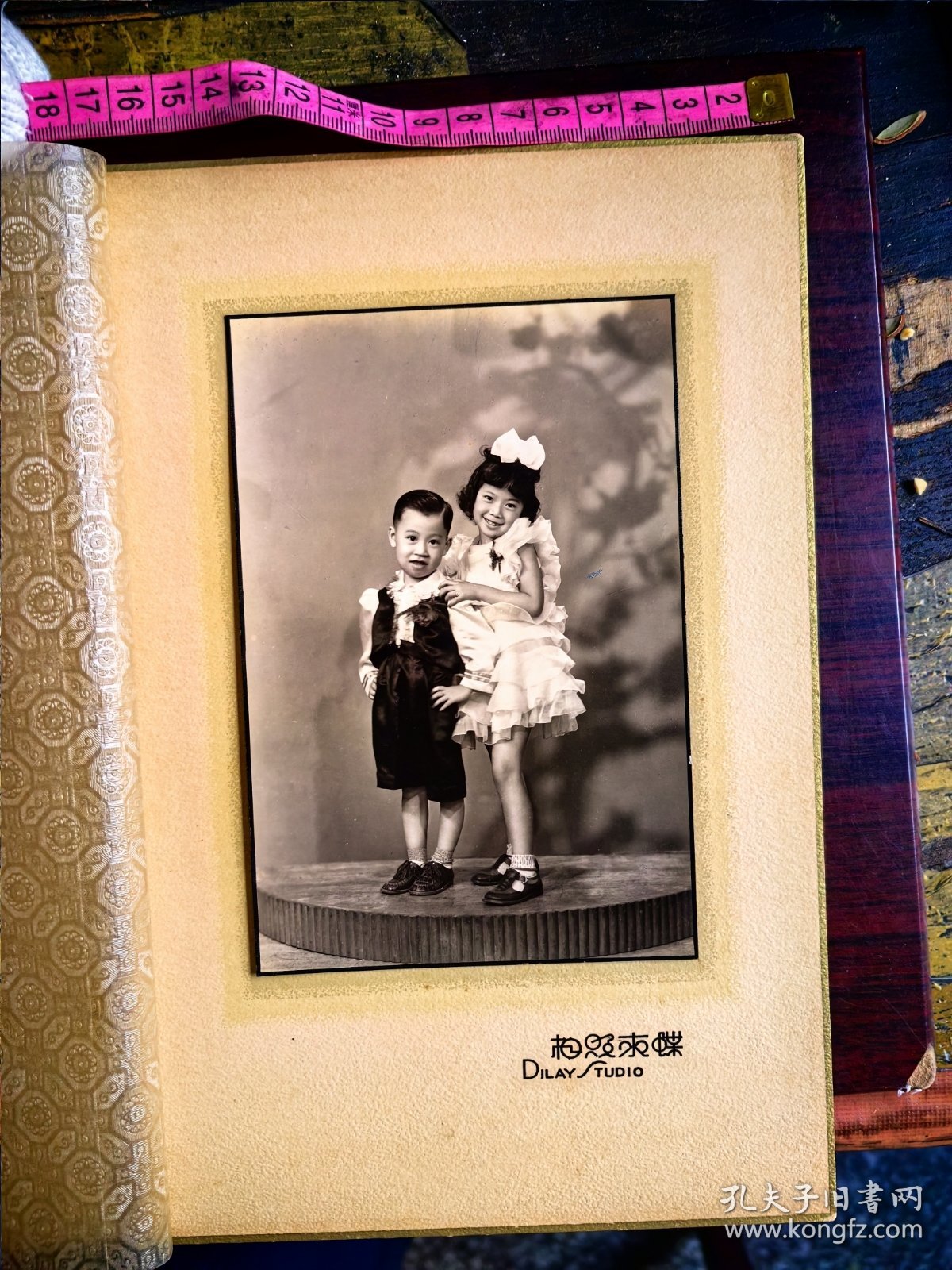 民国时期二位穿着西式裙子和服装的小朋友合影，蝶求照相馆。