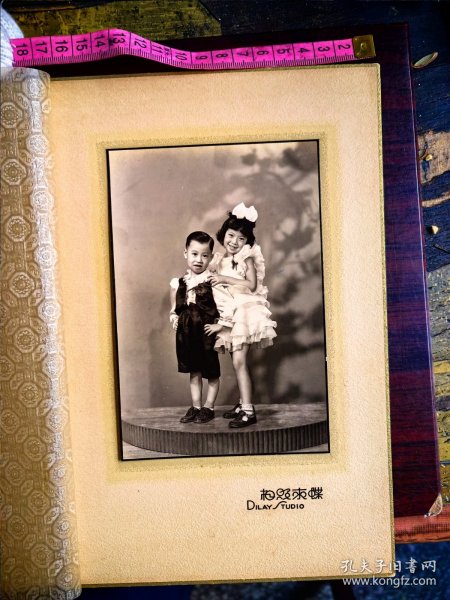 民国时期二位穿着西式裙子和服装的小朋友合影，蝶求照相馆。